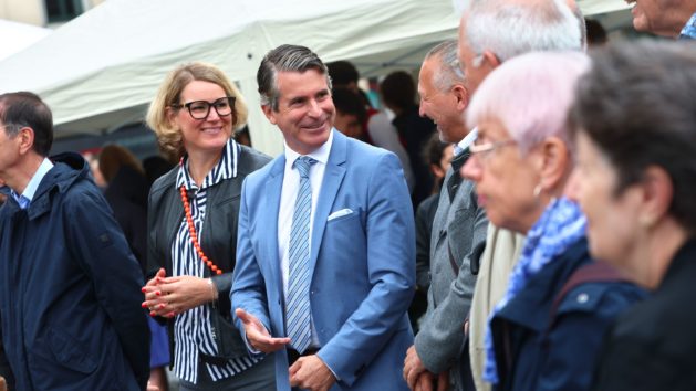 Europaminister Eric Beißwenger (Mitte) und die Augsburger Oberbürgermeisterin Eva Weber (2. von links) bei der Eröffnung der Europatage am Rathausplatz in Augsburg.