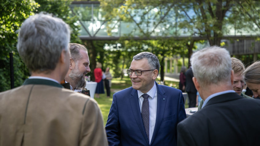 Staatsminister Dr. Florian Herrmann im Gespräch mit den Teilnehmern. © J. Hiller, ZWFH
