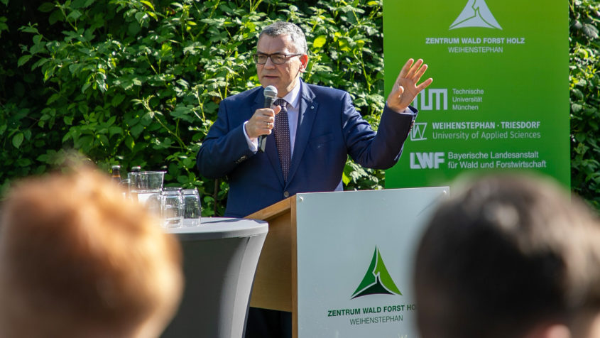 Staatsminister Dr. Florian Herrmann: "Dem Zentrum Wald-Forst-Holz Weihenstephan bin ich seit vielen Jahren eng verbunden. Es leistet herausragende Arbeit an der Schnittstelle von Wissenschaft, Praxis und Bildung – und ist ein international anerkanntes forstliches Kompetenzzentrum. Die Auszeichnung der Johannes-Hess Grundschule Burghausen mit der Dätzel-Medaille zeigt eindrucksvoll, wie wichtig es ist, bereits bei Kindern das Bewusstsein für Wald, Klima und Nachhaltigkeit zu fördern." © J. Hiller, ZWFH