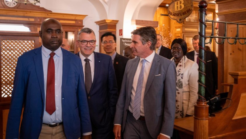 Staatskanzleiminister Dr. Florian Herrmann und Europaminister Eric Beißwenger mit den Botschafterinnen und Botschaftern der Vereinigten Nationen im Münchner Hofbräuhaus.