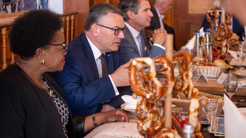 Bayern international: Staatskanzleiminister Dr. Florian Herrmann und Europaminister Eric Beißwenger im Gespräch mit den Botschafterinnen und Botschaftern der Vereinigten Nationen.