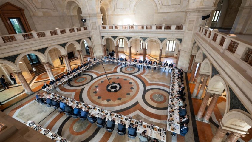 Alle wichtigen Vertreter der Sicherheits- und Verteidigungsindustrie einschließlich Start-Ups sowie der bayerischen Forschungslandschaft sind zu einem Verteidigungs- und Rüstungsgipfel in den Kuppelsaal der Bayerischen Staatskanzlei gekommen.