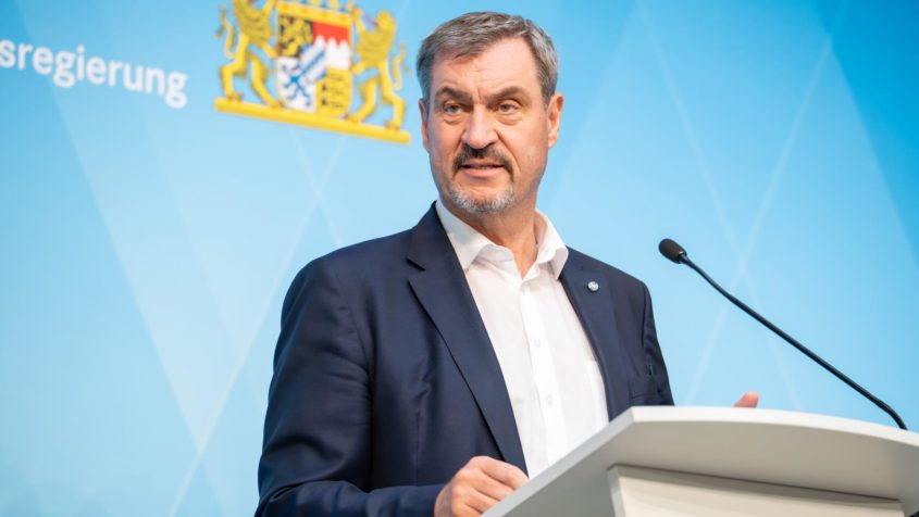 In einer Pressekonferenz informiert unter anderem Ministerpräsident Dr. Markus Söder über die wichtigen Ergebnisse des Verteidigungs- und Rüstungsgipfels.