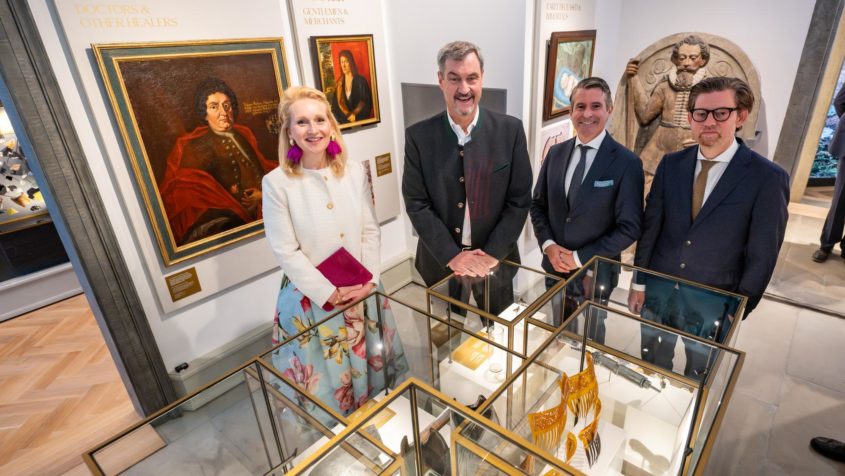 Die Lindauer Oberbürgermeisterin Dr. Claudia Alfons, Ministerpräsident Dr. Markus Söder und Europaminister Eric Beißwenger (v.l.n.r.) während eines Rundgangs durch das Cavazzen Museum.