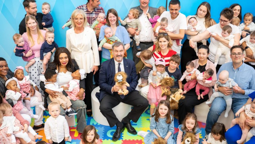 In der Staatskanzlei: Ministerpräsident Dr. Markus Söder und Familienministerin Ulrike Scharf übergeben Ehrenpatenschaftsurkunden an mehrere Familien aus ganz Bayern mit Mehrlingen.