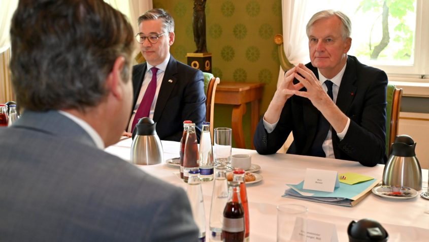 Im Gespräch: Europaminister Eric Beißwenger mit dem ehemaligen französischen Premierminister Michel Barnier und dem französischen Generalkonsul Alexandre Vulic.