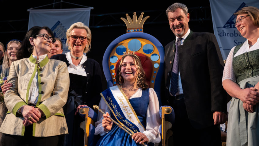 Franziska Schweiger wird zur 48. Schrobenhausener Spargelkönigin gekrönt.