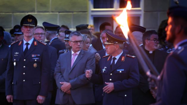 Der Inspekteur der Lufwaffe, Generalleutnant Holger Neumann (links), Staatsminister Dr. Florian Herrmann und der Kommandeur der Offizierschule der Luftwaffe, Brigadegeneral Gero von Fritschen (v.l.n.r.) während der Abschluss-Serenade der Offizierschule Luftwaffe in Fürstenfeldbruck.