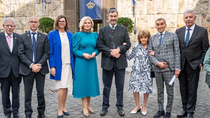 Gruppenbild (v.l.n.r.): Der Präsident des Zentralrats der Juden, Dr. Josef Schuster, US-Generalkonsul Dr. James Miller, Landtagspräsidentin Ilse Aigner, Bundestagspräsidentin Julia Klöckner, Ministerpräsident Dr. Markus Söder, die Präsidentin der Israelitischen Kultusgemeinde München und Oberbayern, Dr. h.c. Charlotte Knobloch, Michel Friedmann, und Münchens Oberbürgermeister Dieter Reiter.