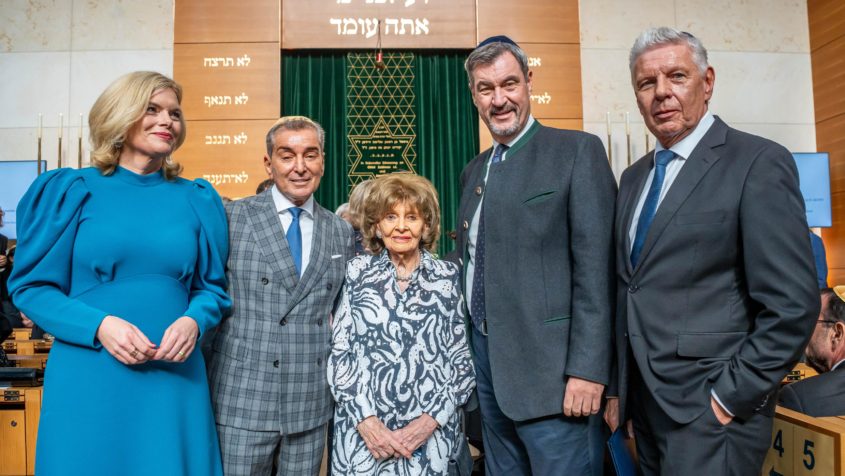 Bundestagspräsidentin Julia Klöckner, Michel Friedmann, die Präsidentin der Israelitischen Kultusgemeinde München und Oberbayern, Dr. h.c. Charlotte Knobloch, Ministerpräsident Dr. Markus Söder und Münchens Oberbürgermeister Dieter Reiter (v.l.n.r.).