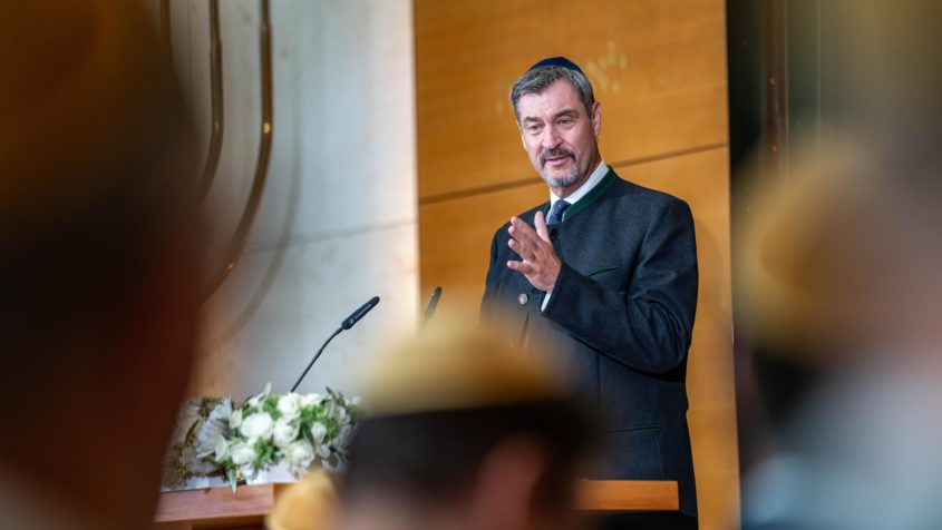 Ministerpräsident Dr. Markus Söder: "Bayern steht fest zum jüdischen Leben: Heute Doppeljubiläum in der Synagoge in München zu 80 Jahren Wiedergründung der Israelitischen Kultusgemeinde München-Oberbayern und 40 Jahren Präsidentschaft von Jahrhundert-Frau Charlotte Knobloch. Charlotte Knobloch ist ein unverzichtbares Gewissen für Bayern. Sie steht tapfer und entschlossen für eine klare Haltung und Zivilcourage. Danke für dieses überragende Lebenswerk!"
