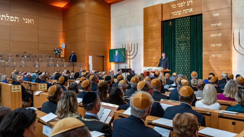 "Die jüdische Gemeinde hatte nach den schrecklichen Gräueln des Nationalsozialismus den Mut, in unserem Land nochmal neu anzufangen. Sie hat damit auch unserer Gesellschaft neue Hoffnung und Vergebung gebracht." - Ministerpräsident Dr. Markus Söder.