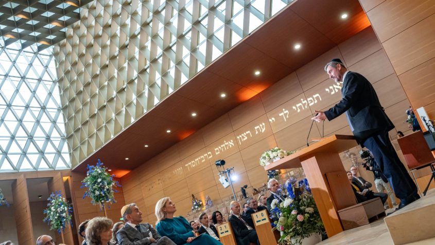 Ministerpräsident Dr. Markus Söder: "Wir stehen fest zum jüdischen Leben und auch dem Existenzrecht Israels. In Bayern gilt null Toleranz für Antisemitismus – und auch wer ein Kalifat fordert, ist bei uns nicht willkommen und muss die doppelte Staatsbürgerschaft verlieren. Für das Gedenken und Erinnern wäre München auch ein geeigneter Ort für eine Außenstelle der internationalen Holocaust-Gedenkstätte Yad Vashem. Jüdisches Leben ist bei uns Zuhause."