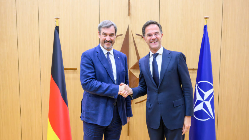Ministerpräsident Dr. Markus Söder wird von NATO-Generalsekretär Mark Rutte im NATO-Hauptquartier empfangen.