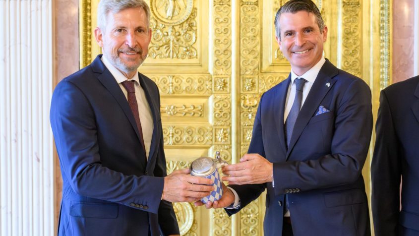 Im Prinz-Carl-Palais: Staatsminister Eric Beißwenger (rechts) überreicht dem Gouverneur von Entre Ríos, Rogelio Frigerio (links), ein Gastgeschenk.