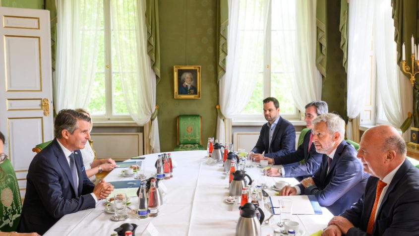 Staatsminister Eric Beißwenger (links) im Gespräch mit dem Gouverneur von Entre Ríos, Rogelio Frigerio (2. von rechts).