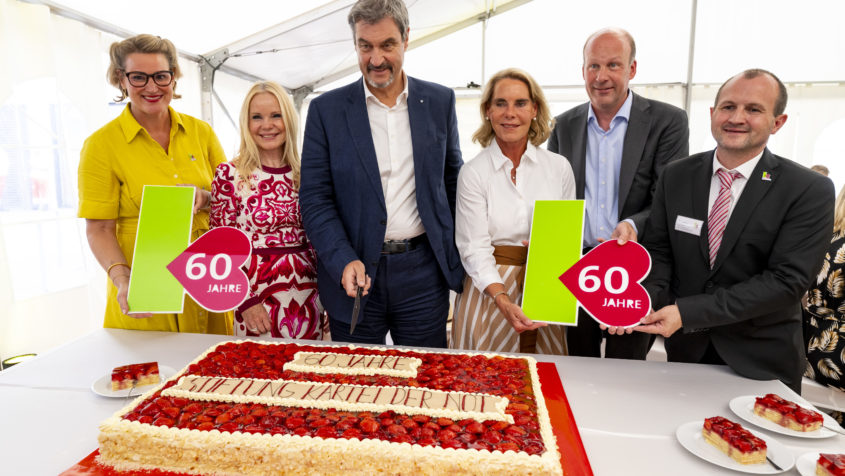 Augsburgs Oberbürgermeisterin Eva Weber, die stellvertretende Kuratoriumsvorsitzende der Stiftung Kartei der Not, Alexandra Holland, Ministerpräsident Dr. Markus Söder, die Kuratoriumsvorsitzende der Stiftung Kartei der Not, Ellinor Scherer, der Augsburger Landrat Martin Sailer und Geschäftsführer der Stiftung Kartei der Not sowie des Ellinor-Holland-Hauses, Oliver Jaschek (v.l.n.r.).