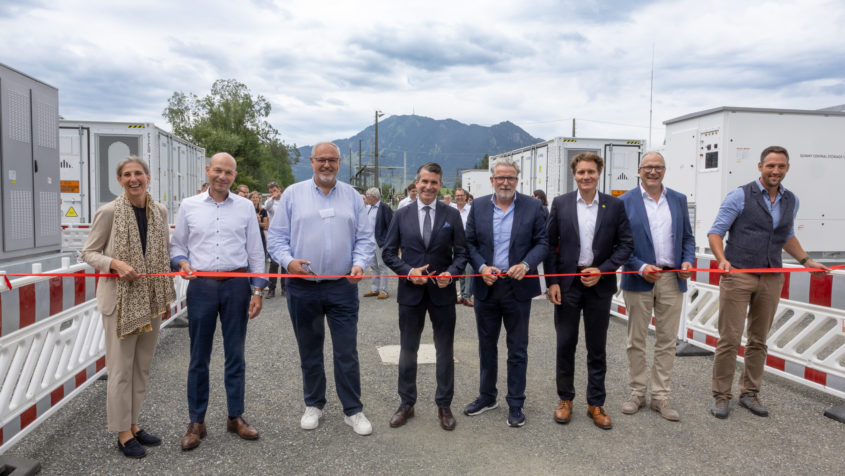 Der Batteriespeicher Immenstadt der Green Flexibility GmbH und des Allgäuer Überlandwerks wird feierlich eröffnet (v.l.n.r.): Indra Baier-Müller (Landrätin des Landkreises Oberallgäu), Thomas Kiechle (Oberbürgermeister der Stadt Kempten), Christoph Ostermann (CEO der green flexibility development GmbH), Staatsminister Eric Beißwenger, Michael Lucke (Geschäftsführer der Allgäuer Überlandwerk GmbH), MdL Ludwig Hartmann (IV. Landtagsvizepräsident), MdL Alexander Hold (II. Landtagsvizepräsident) und Nico Sentner (Erster Bürgermeister Immenstadt i. Allgäu).