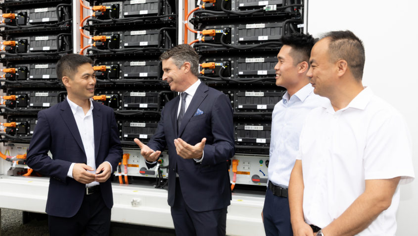Staatsminister Eric Beißwenger im Gespräch bei der Inbetriebnahme des Batteriespeichers Immenstadt.