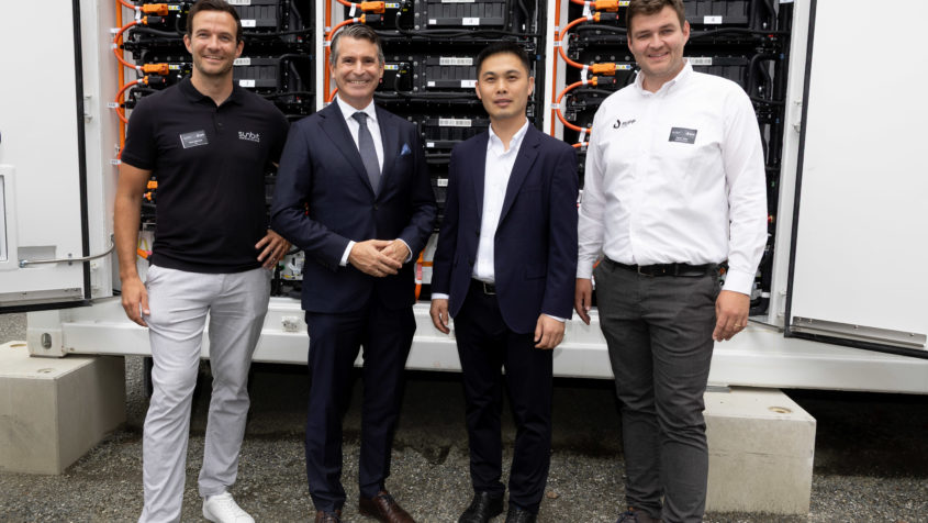 Bayerns Staatsminister für Europaangelegenheiten und Internationales, Eric Beißwenger, besucht den Batteriespeicher Immenstadt der Green Flexibility GmbH und des Allgäuer Überlandwerks.