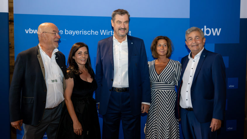 Der vbw-Präsident Wolfram Hatz (links), Ministerpräsident Dr. Markus Söder (Mitte) und der vbw-Hauptgeschäftsführer Bertram Brossardt (rechts) bei der Bayerischen Wirtschaftsnacht 2025 in München.