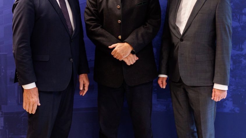 Der Präsident der Handwerkskammer für München und Oberbayern, Franz Xaver Peteranderl, Ministerpräsident Dr. Markus Söder und der Hauptgeschäftsführer der Handwerkskammer für München und Oberbayern, Dr. Frank Hüpers (v.l.n.r.).