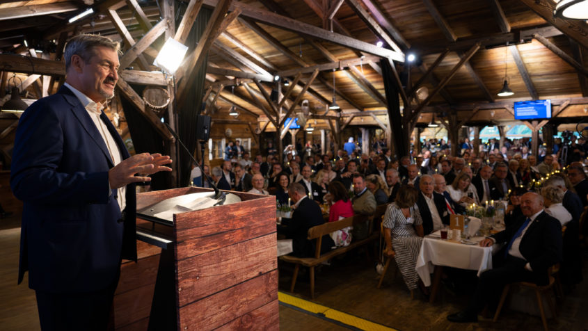 Ministerpräsident Dr. Markus Söder: "Bayern geht voran: Wir investieren massiv in Infrastruktur, bauen die Erneuerbaren Energien aus und reduzieren Bürokratie. Mit unserer Hightech Agenda investieren wir insgesamt sechs Mrd. Euro in KI, Robotik und Luft- und Raumfahrt. Nur mit Leistung, Freiheit, Pioniergeist und Visionen werden wir auch künftig ganz vorne mitspielen. Die vbw ist dabei seit jeher ein starker Partner der Staatsregierung."
