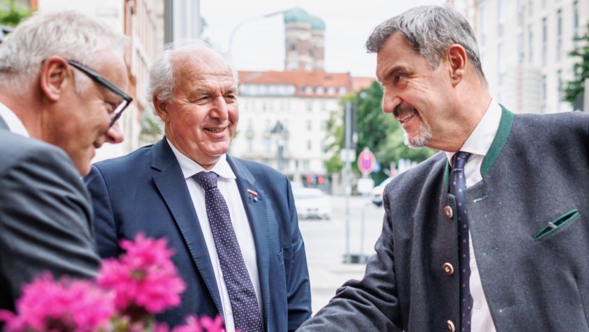 Zum Sommerempfang der Handwerkskammer für München und Oberbayern wird Ministerpräsident Dr. Markus Söder (rechts) vom Hauptgeschäftsführer Dr. Frank Hüpers (links) und Präsidenten Franz Xaver Peteranderl (Mitte) begrüßt.