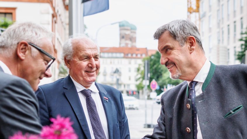 Zum Sommerempfang der Handwerkskammer für München und Oberbayern wird Ministerpräsident Dr. Markus Söder (rechts) vom Hauptgeschäftsführer Dr. Frank Hüpers (links) und Präsidenten Franz Xaver Peteranderl (Mitte) begrüßt.