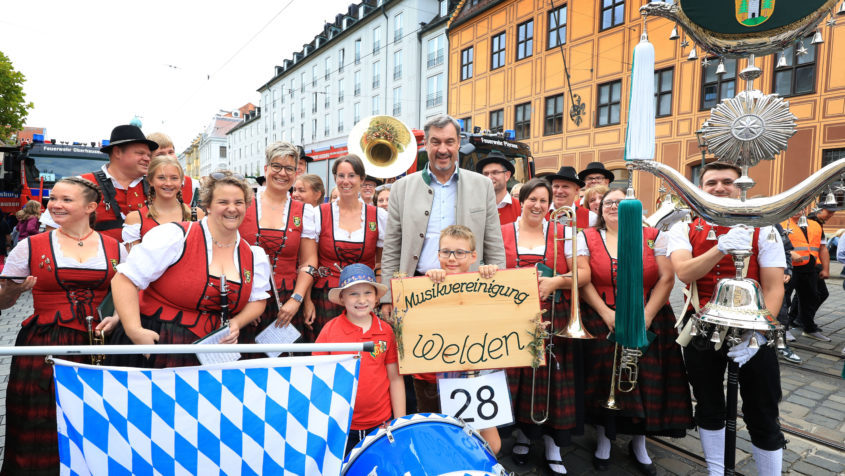 Ministerpräsident Dr. Markus Söder mit der Musikvereinigung Welden e.V.