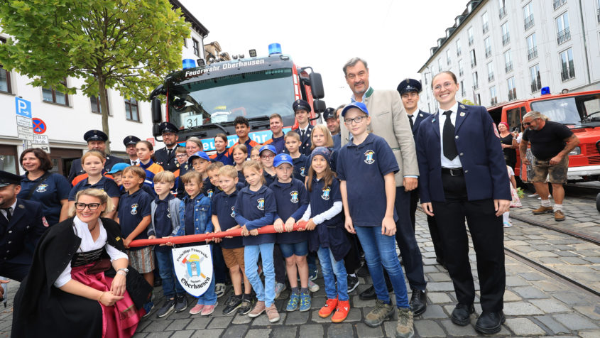 Gruppenbild mit Augsburgs Oberbürgermeisterin Eva Weber, Ministerpräsident Dr. Markus Söder und Mitgliedern der Freiwilligen Feuerwehr Augsburg-Oberhausen.
