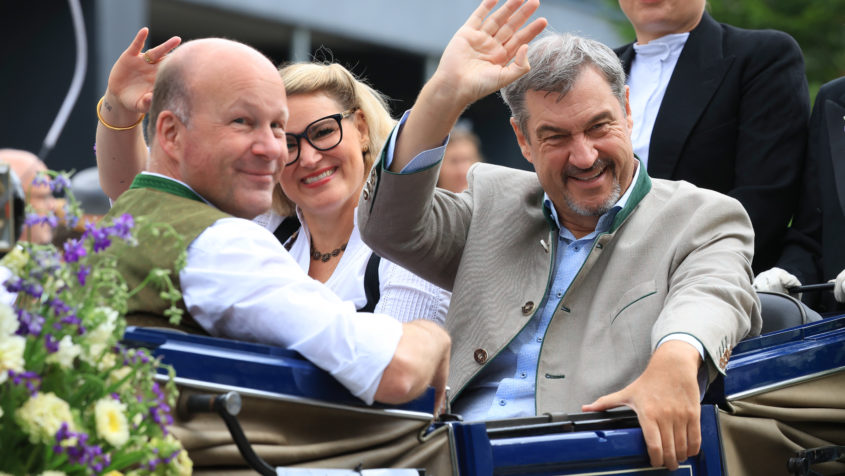 Ministerpräsident Dr. Markus Söder winkt den Zuschauerinnen und Zuschauern.