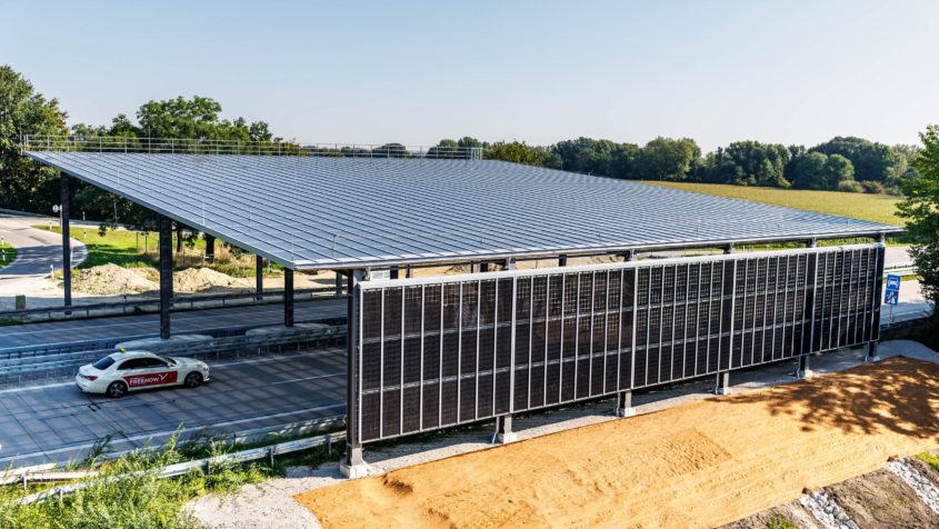 Ministerpräsident Dr. Markus Söder: "Bayern ist Sonnenland: Die heute in Betrieb genommene PV-Überdachung erstreckt sich auf 35 Metern Länge über alle Fahrspuren. Insgesamt wurden 1.235 Quadratmeter PV-Module installiert. Das ist eine innovative Lösung, die Strom erzeugt und zusätzliche Flächenversiegelung vermeidet."