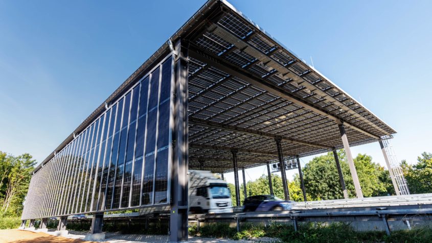 "Die PV-Anlage deckt den Jahresverbrauch von 70 Haushalten. Bayern ist bundesweit Spitzenreiter beim Ausbau der regenerativen Energien und unangefochtener Photovoltaik-Champion. Auch bei der installierten Leistung liegen wir mit rund 35 GW weit vorne." - Ministerpräsident Dr. Markus Söder