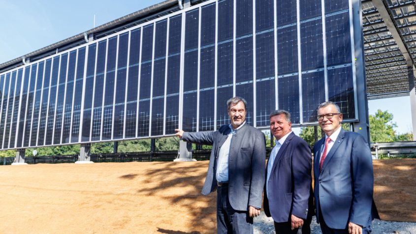 Die feierlicher Inbetriebnahme der Photovoltaik-Überdachung über den Flughafenzubringer westlich des Flughafens München mit Ministerpräsident Dr. Markus Söder, Verkehrsminister Christian Bernreiter und Staatskanzleiminister Dr. Florian Herrmann (v.l.n.r.).