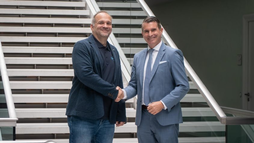 Europaminister Eric Beißwenger (rechts) und der CEO der DiMOS Operations GmbH, Prof. Christian Arbinger (links), in der Staatskanzlei.