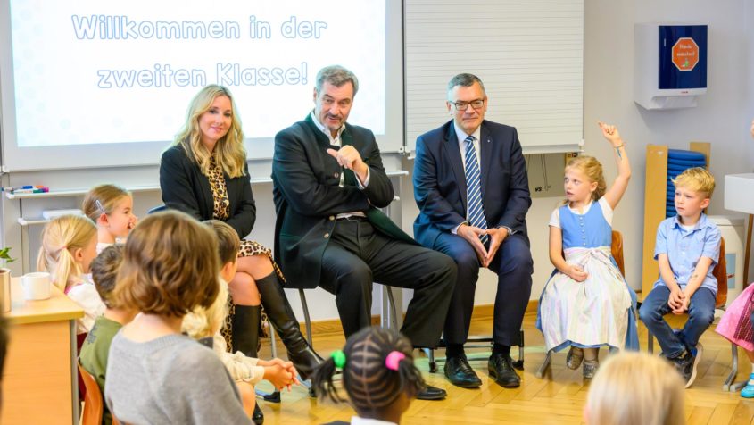 250916_Schulstart+in+Bayern_FR_3 Bei ihrem Besuch in der Grundschule and er Kirchenstraße in ...