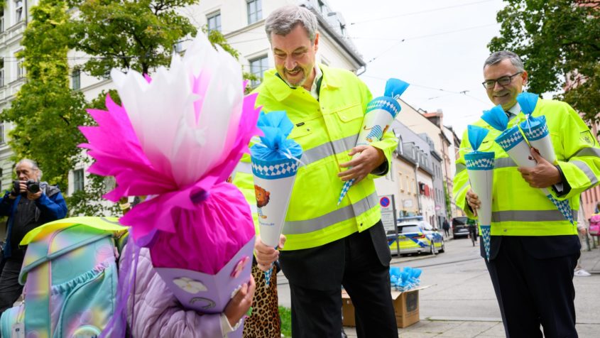 250916_Schulstart+in+Bayern_FR_5 Erstklässler bekommen zum Schulstart von Ministerpräsident ...