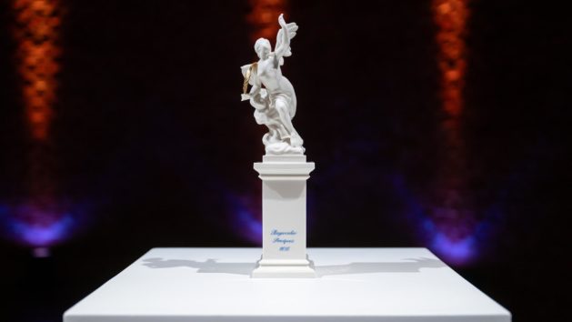 Das Preissymbol ist die Siegesgöttin Nike, eine Figur aus der Porzellan Manufaktur Nymphenburg.