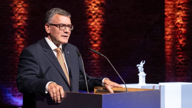 Medienminister Dr. Florian Herrmann: "Mit der Auszeichnung würdigt die Bayerische Staatsregierung die besonderen Verdienste Schreiners um den Druck- und Medienstandort Bayern. Mit Roland Schreiner ehren wir eine herausragende Unternehmerpersönlichkeit, die beispielhaft zeigt, wie Tradition und Fortschritt zusammenwirken."