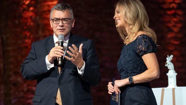 Im Gespräch: Medienminister Dr. Florian Herrmann mit Moderatorin Maxi Sarwas.