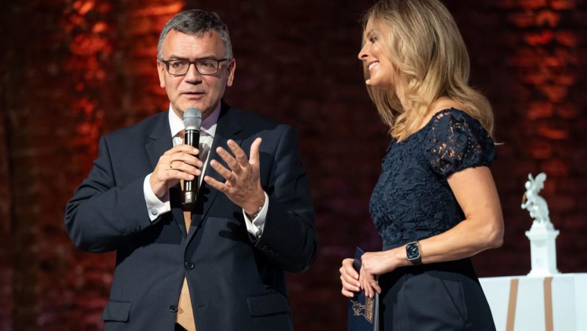 Im Gespräch: Medienminister Dr. Florian Herrmann mit Moderatorin ...