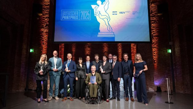 Gruppenbild mit den diesjährigen Preisträgern des Bayerischen Printpreises.