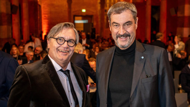 Bayerischer Buchpreis 2025: Ministerpräsident Dr. Markus Söder (rechts) mit Hape Kerkeling (links) in der Allerheiligen-Hofkirche der Münchner Residenz.
