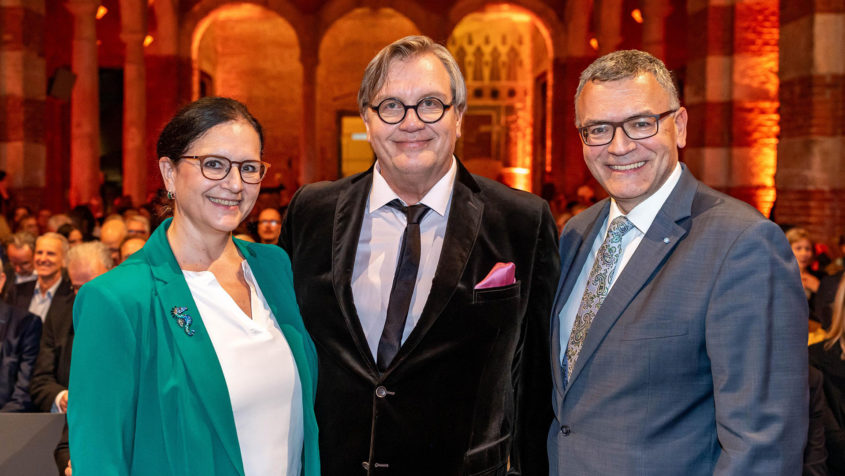 Gruppenbild bei der Verleihung des Bayerischen Buchpreises 2025: ...