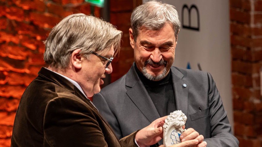 Ministerpräsident Dr. Markus Söder (rechts) überreicht den ...