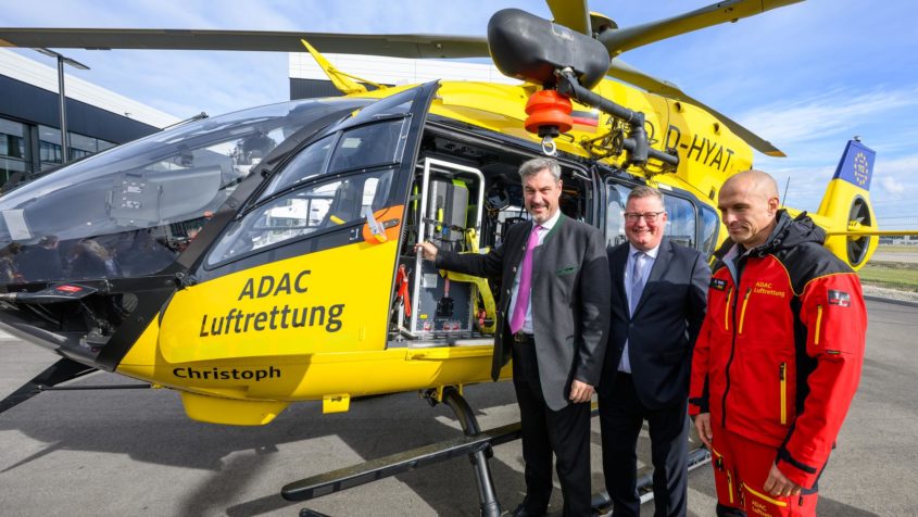 Ministerpräsident Dr. Markus Söder (links) und der ADAC-Präsident Christian Reinicke (Mitte) vor einem Rettungshubschrauber des ADAC.