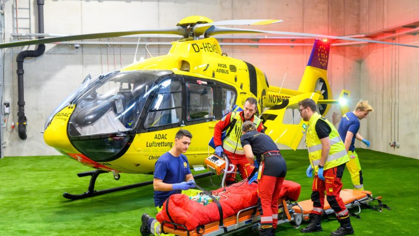 Übung eines Rettungseinsatzes am ADAC Luftrettung Campus in Oberpfaffenhofen.