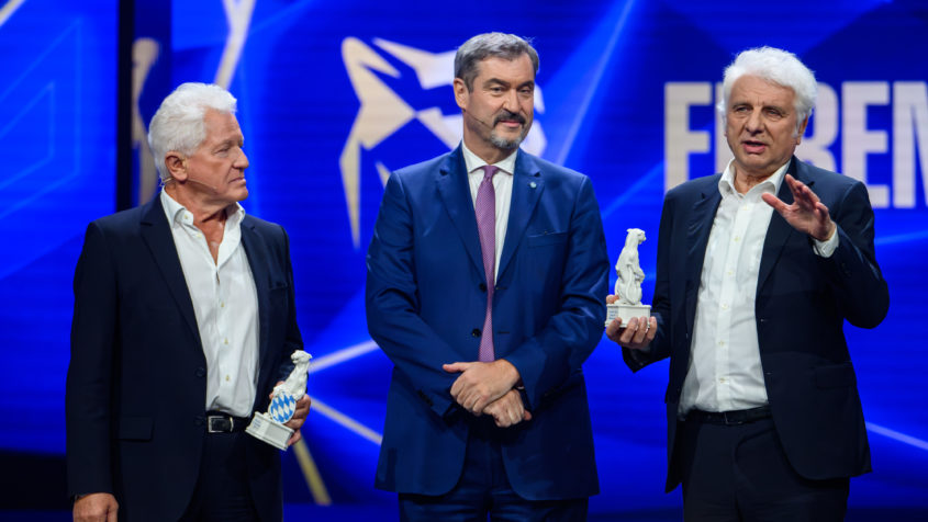 Blauer+Panther+%E2%80%93+TV+%26+Streaming+Award%3A+Ministerpr%C3%A4sident+Dr.+Markus+S%C3%B6der+%28Mitte%29+mit+den+Ehrenpreistr%C3%A4gern+Miroslav+Nemec+%28links%29+und+Udo+Wachtveitl+%28rechts%29.