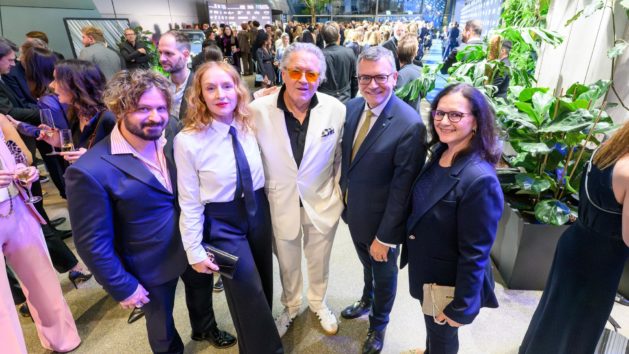 Gruppenbild mit Medienminister Dr. Florian Herrmann und Renate Thalhammer-Herrmann.